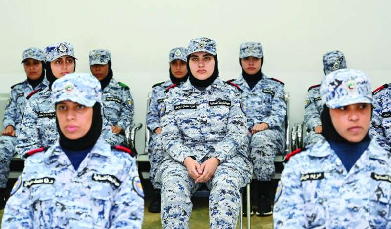 
منتسبات الشرطة النسائية ينتظرن دورهن للتبرع