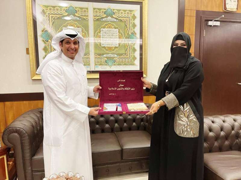 وزير الأوقاف عبدالرحمن المطيري يتلقى كتابي الدكتورة سهام العتيبي