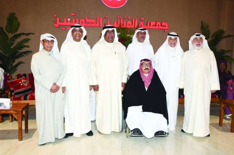 شادي الخليج محاطاً بأعضاء مجلس إدارة جمعية الفنانين	(تصوير سعود سالم) 