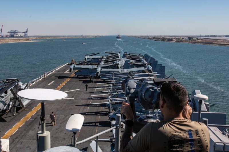 سفينة حربية أميركية تعبر قناة السويس إلى منطقة الخليج (رويترز)