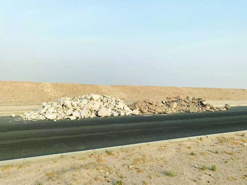 مخلفات الحفر على جنبات الطريق 