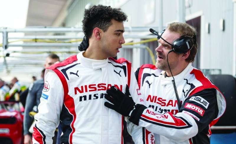 آرشي ماديكوي وديفيد هاربر في أحد المشاهد 