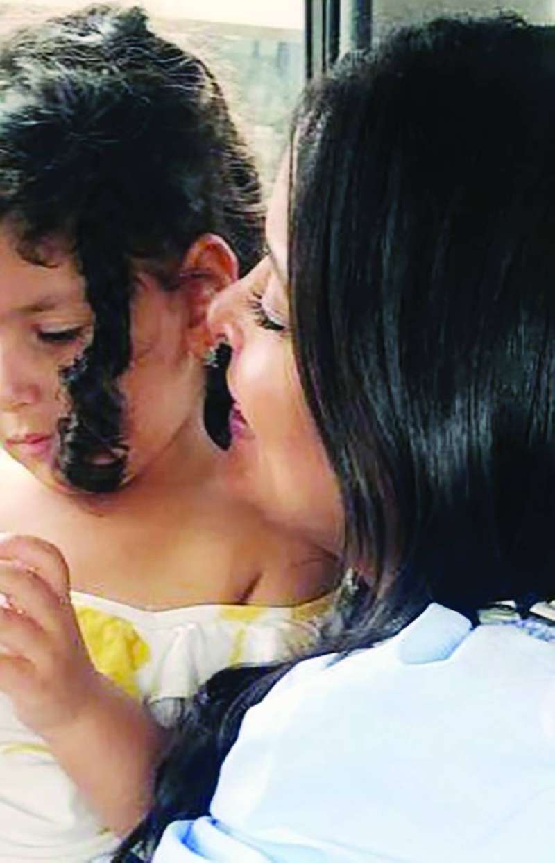 روما مع والدتها نادية 