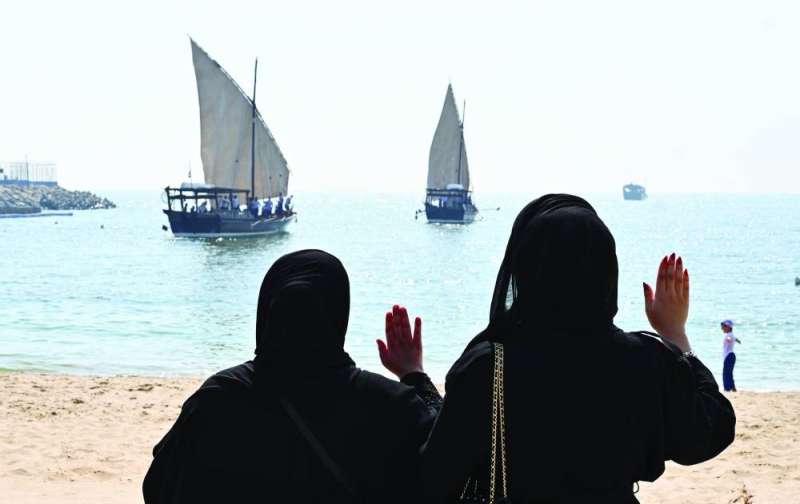 
عوائل تودّع أبناءها