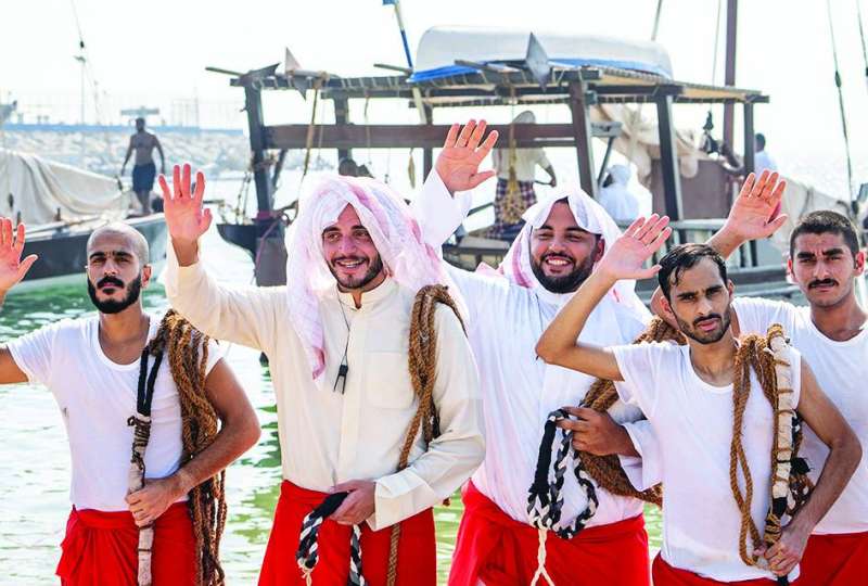 عدد من المشاركين في الرحلة يلوحون بالوداع