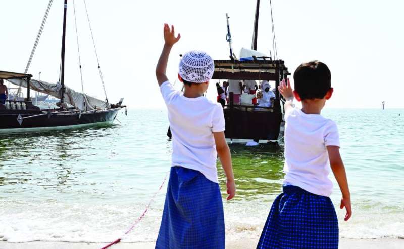 طفلان يلقيان تحية الوداع 