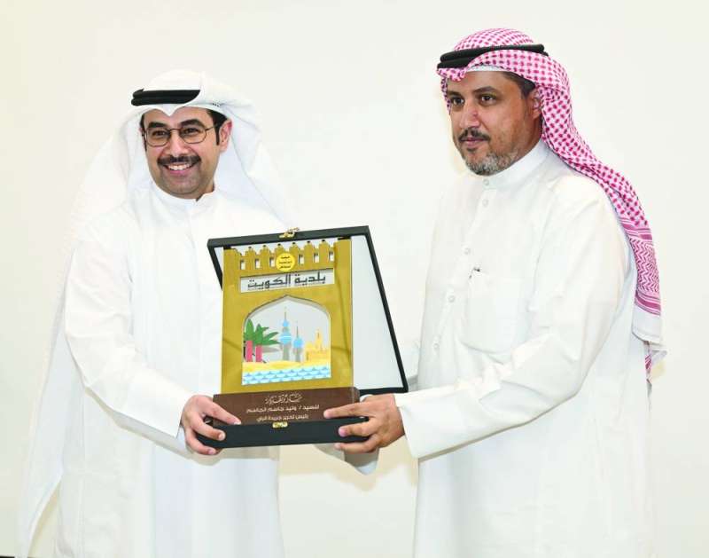 
الزميل تركي المغامس يتسلم درع تكريم رئيس تحرير «الراي»
