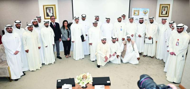 
الدبوس متوسطاً وقياديو البلدية ممثلي الجهات المكرمة	 (تصوير نايف العقلة)
