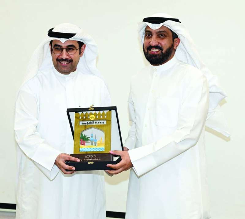 
الدبوس مكرماً وكيل التربية المساعد الدكتور غانم السليماني