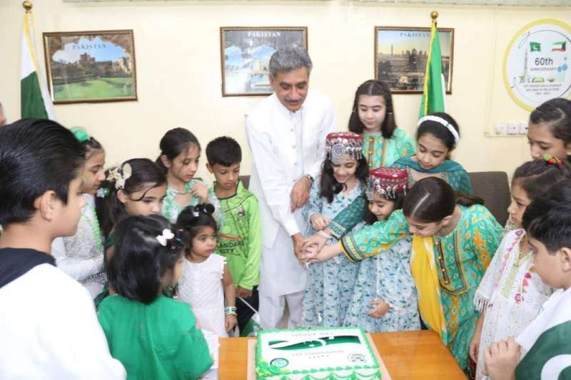 السفير الباكستاني مشاركاً أطفالاً من الجالية قص قالب الحلوى