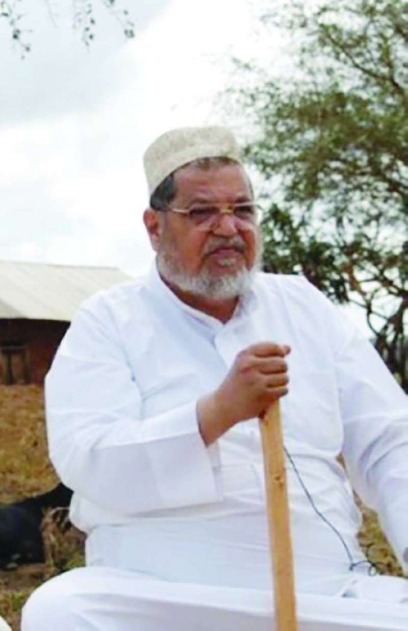 
السميط متكئاً على عكازه
