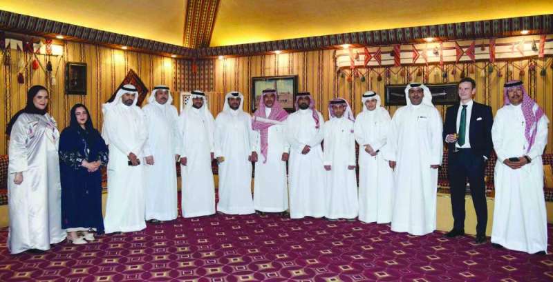 
عدد من الحضور وموظفي السفارة السعودية في لقطة جماعية