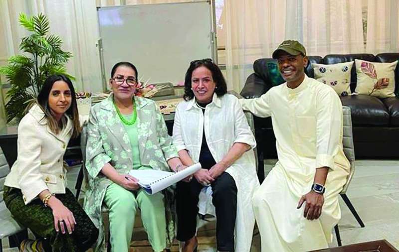 حياة الفهد وسعاد عبدالله تتوسّطان محمد دحام وهبة حمادة 