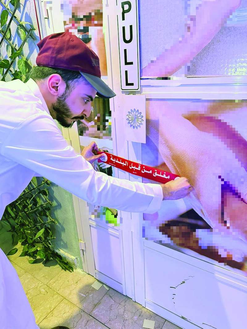 غلق أحد المحال المخالفة في المهبولة 