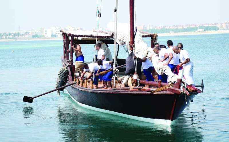 
شباب رحلة الغوص على إحدى السفينتين في اليوم الرابع