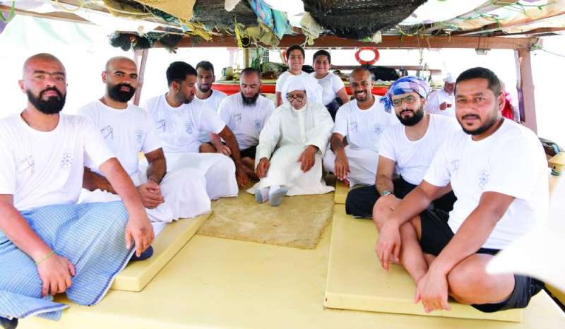 
استراحة مع النوخذة السيار بعد فلق المحار وتنظيف السفينة