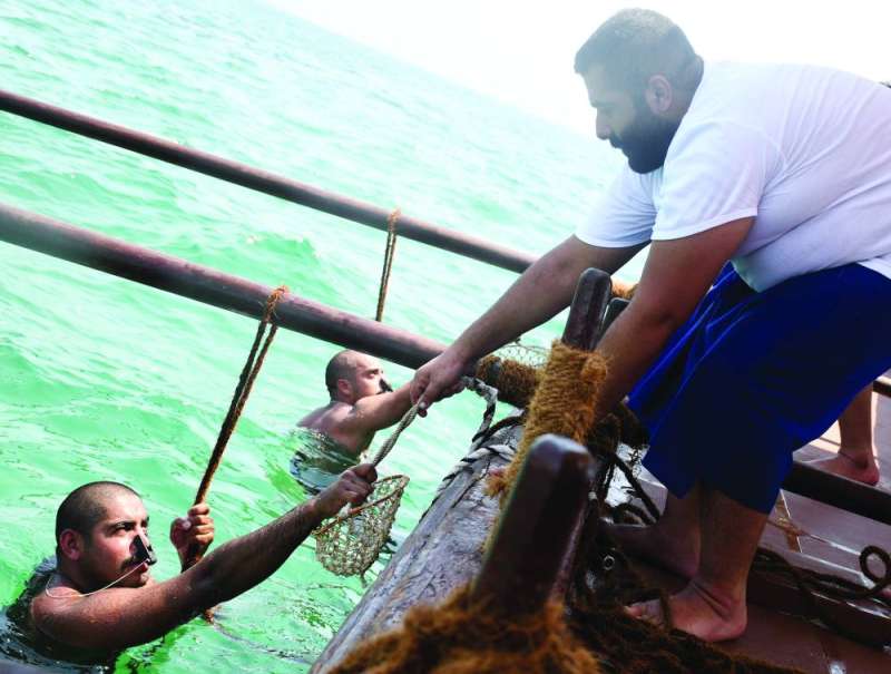 
غواصان يستعدان للخروج من الماء