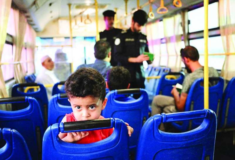 
تدقيق في هويات المسافرين في الحافلة التي تقلهم إلى الجانب العراقي	 (تصوير نايف العقلة)
