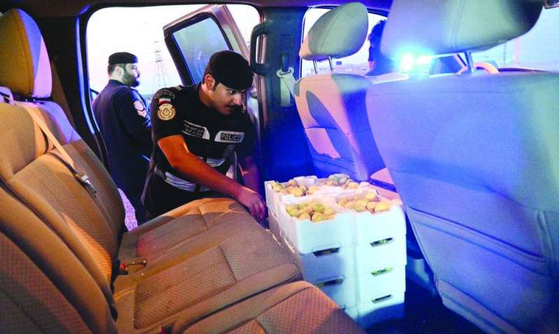 تفتيش إحدى السيارات