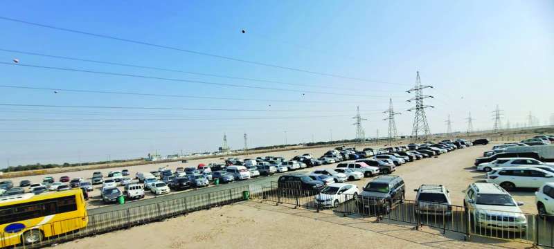 
الساحة المخصصة لركن سيارات العابرين إلى العراق
