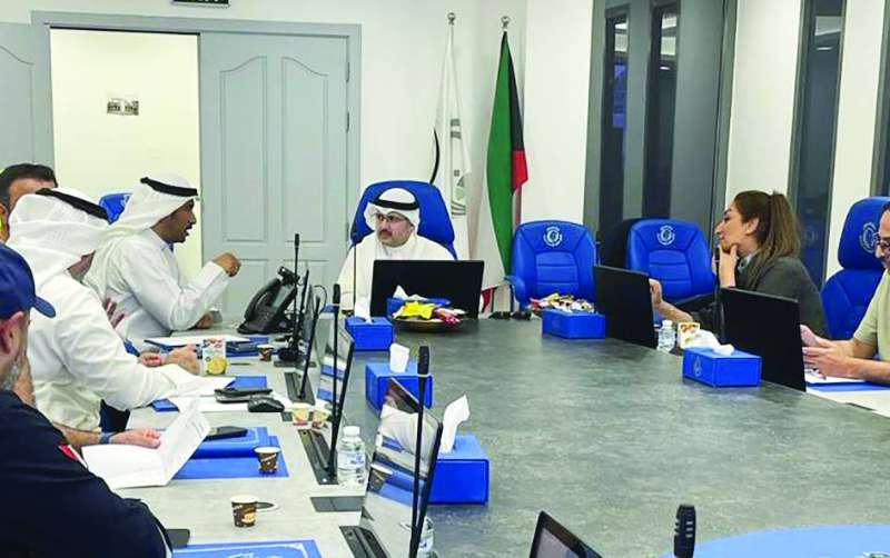 
وزير الشؤون الاجتماعية وزير الأشغال العامة بالإنابة الشيخ فراس الصباح خلال تواجده في غرفة عمليات وزارة الأشغال لمتابعة التعامل مع الأمطار
