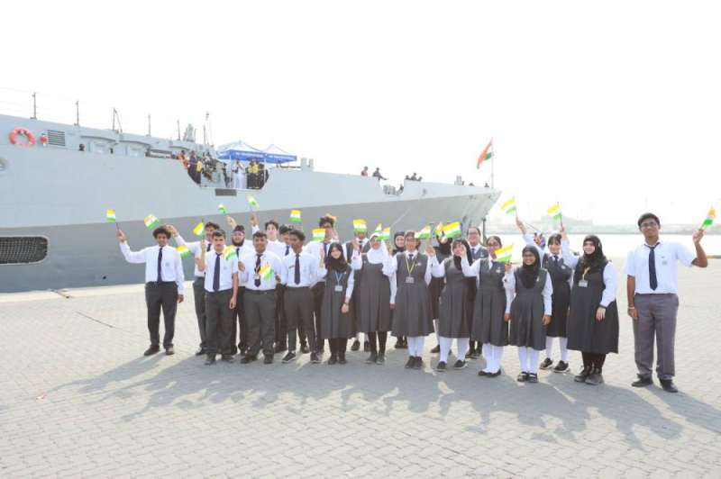 تلامذة هنود في استقبال المدمرة