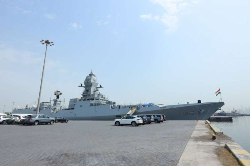 المدمرة الهندية راسية في ميناء الشويخ 
