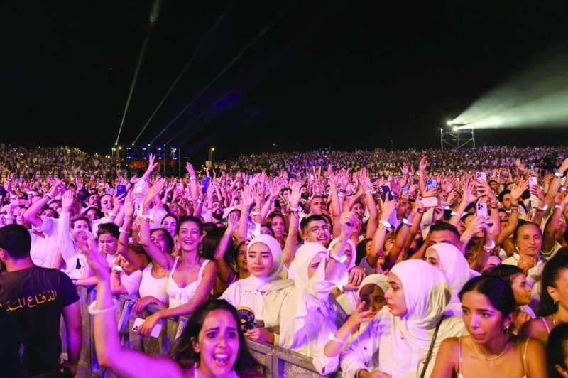 جمهور غفير ملأ المكان 