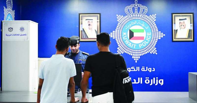 
كاونتر «الداخلية» لتحصيل المخالفات في المطار 	(تصوير سعود سالم)
