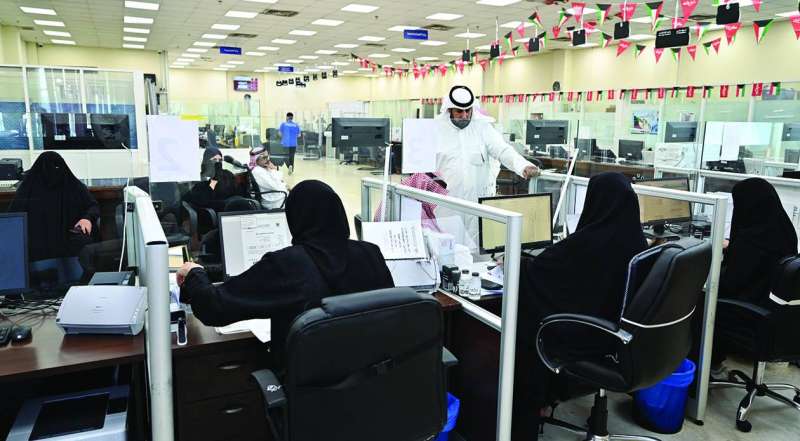 فرع الهيئة بالجهراء يسعى لتقديم كل التسهيلات للمراجعين (تصوير سعود سالم)