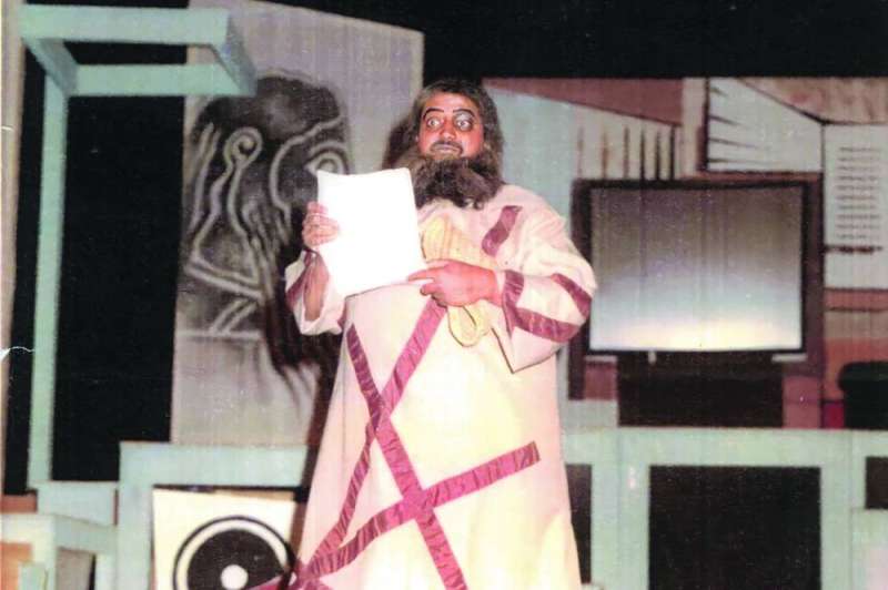 الطيار في مسرحية «الدينار» 