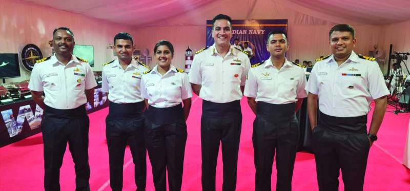 عدد من الضباط وطبيبة المدمرة