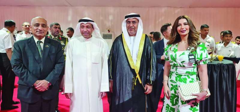 
السفيران الإماراتي والبنغلاديشي مع مدير «الموانئ» بالتكليف جهاد الحساوي ومسؤولة العلاقات العامة في «الموانئ» أبرار الشطي
