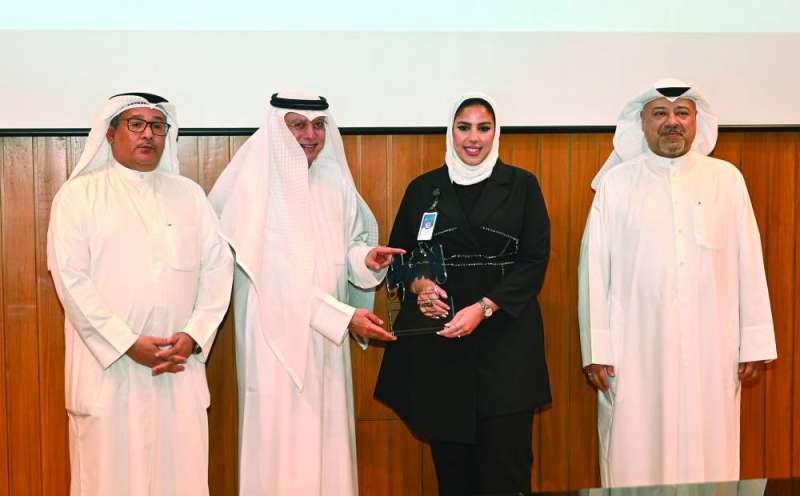 
تكريم إحدى المشاركات 	(تصوير سعود سالم)
