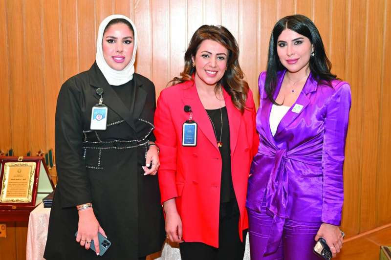 الناطقة الرسمية في هيئة الشباب أسرار الأنصاري مع مشاركتين في الحفل 