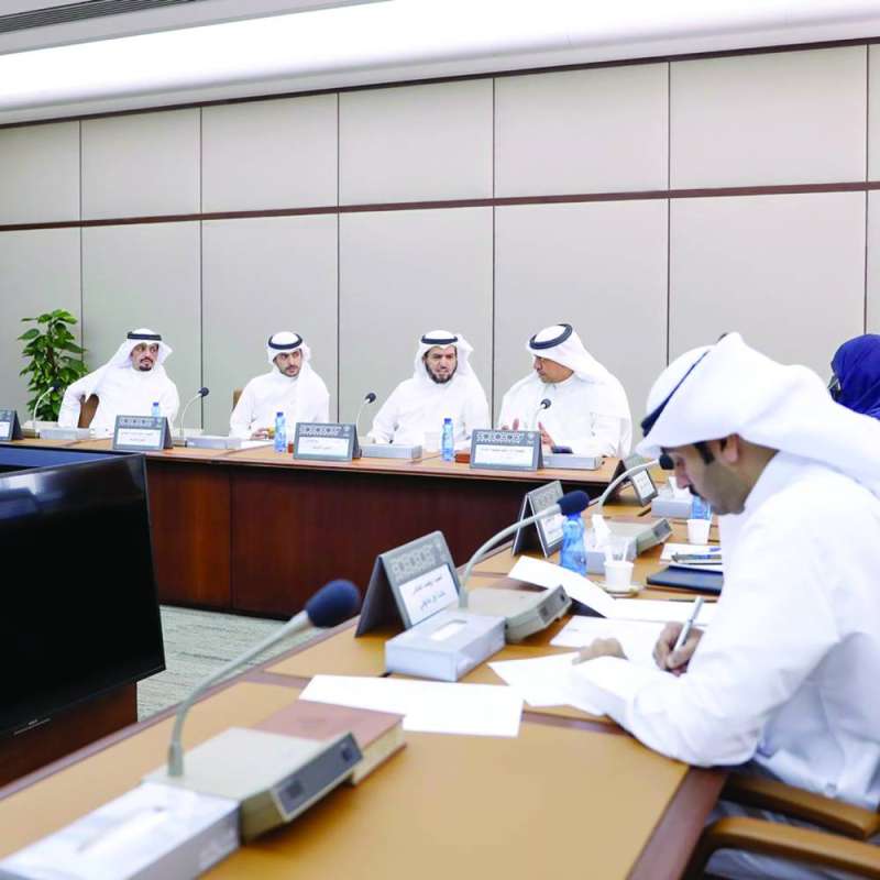 جانب من اجتماع سابق للجنة التحقيق في صفقة مروحيات «كاراكال» ومقاتلات «يوروفايتر» 