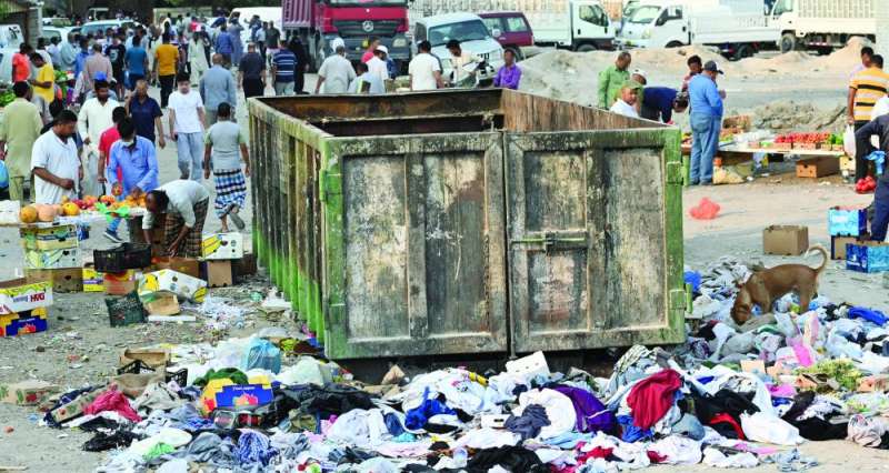 
جليب الشيوخ... في انتظار إزالة العشوائية والفوضى 	(تصوير سعود سالم)