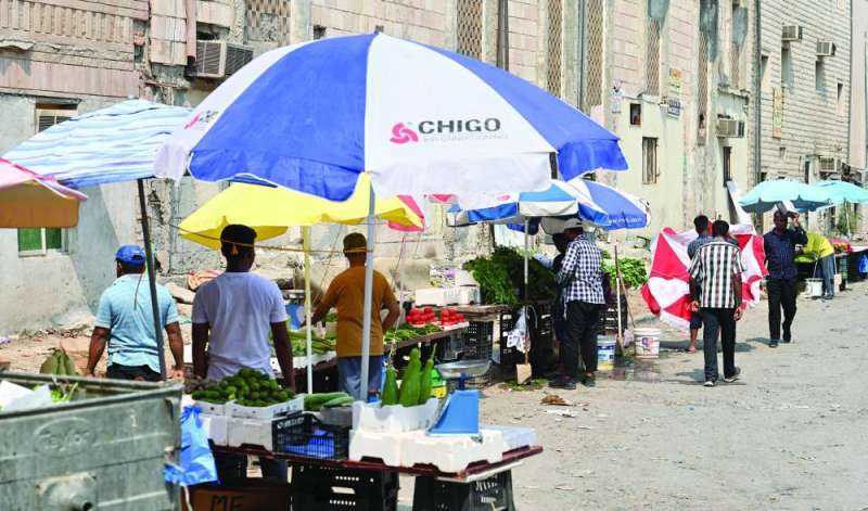 
بيع عشوائي للخضار في جليب الشيوخ	 (تصوير سعود سالم)
