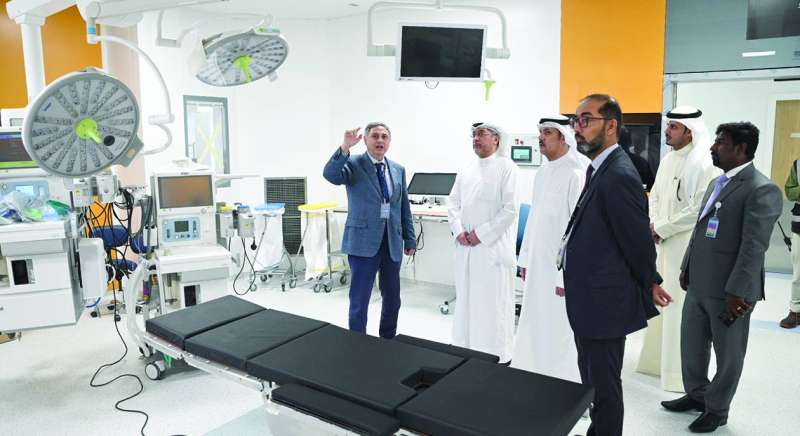 
بن جامع وشمس يستمعان إلى شرح حول تجهيز أحد الأقسام في المستشفى	 (تصوير نايف العقلة)
