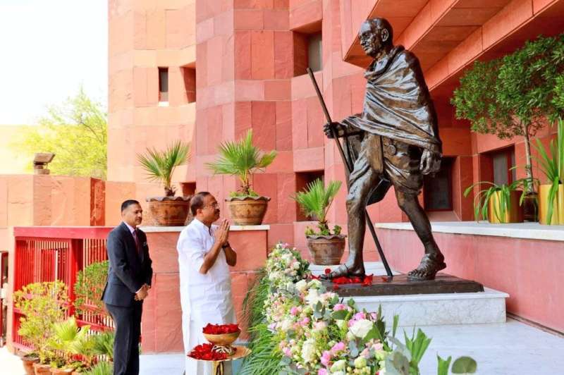 مورالي دهاران زائراً لتمثال غاندي في السفارة