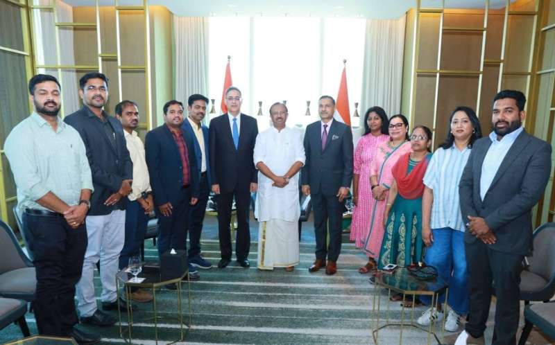 ...ومتوسطاً وفداً من الجالية الهندية