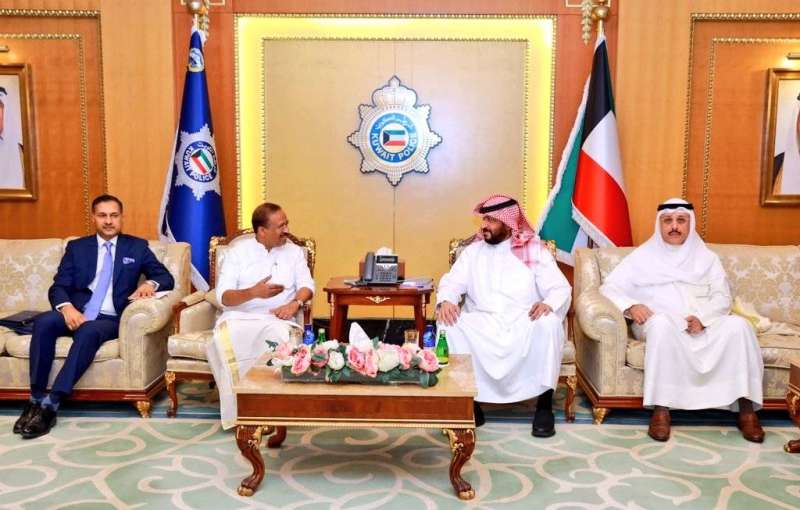 الشيخ طلال الخالد مستقبلاً الوزير الهندي