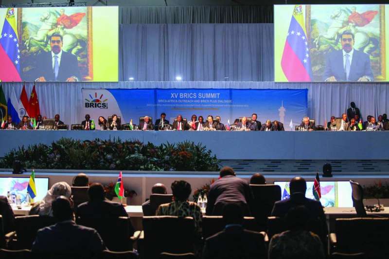 قادة «بريكس» يستمعون إلى كلمة الرئيس الفنزويلي نيكولاس مادورو عبر تقنية الفيديو أمس (أ ف ب)