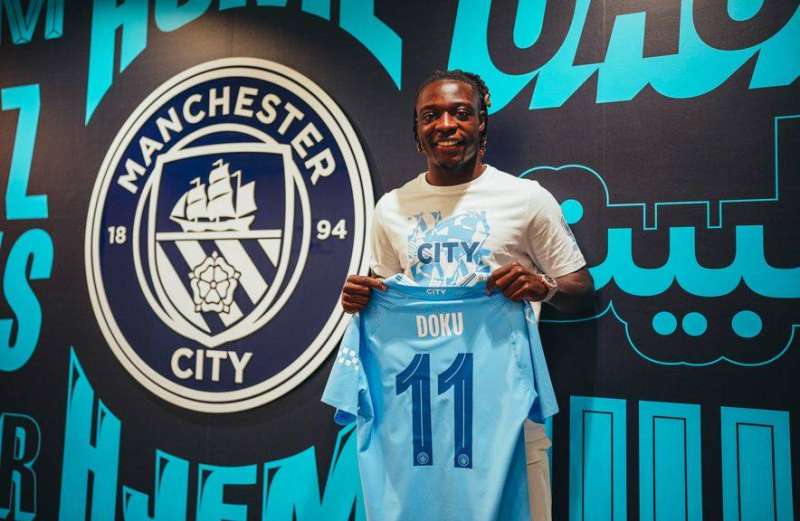 جيريمي دوكو حاملاً قميص مانشستر سيتي