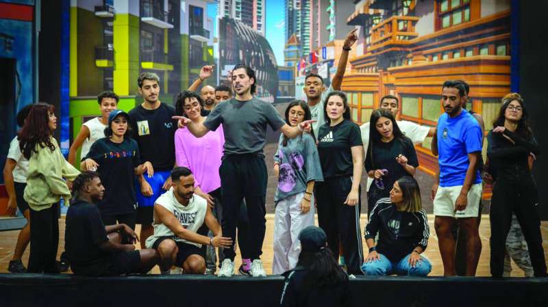 
نجوم المسرحية خلال البروفات
