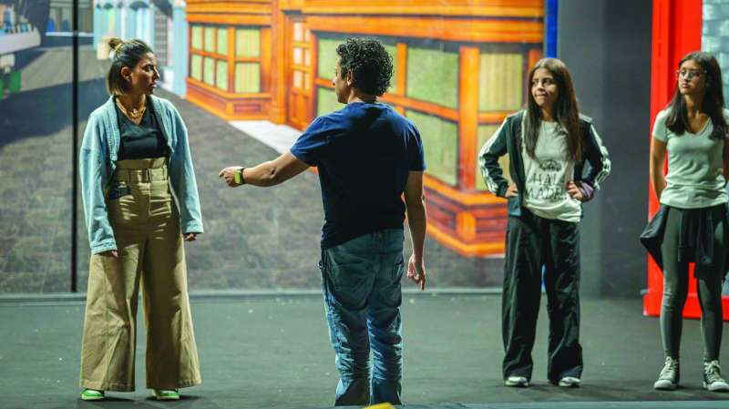 
المخرج عبدالله عباس يوجه الممثلين
