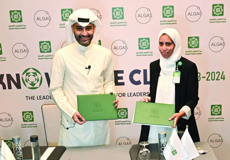 
السالم والإبراهيم يتبادلان مذكرة التفاهم 	(تصوير سعود سالم)
