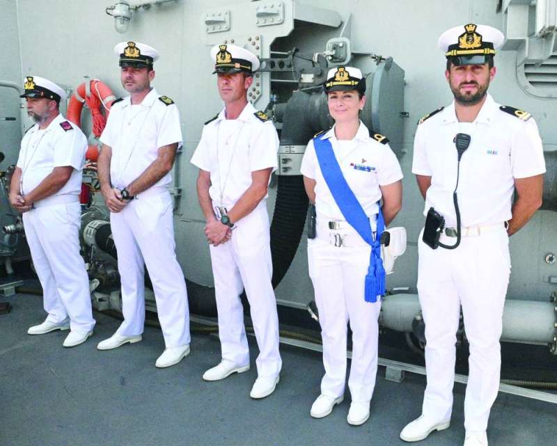 
 بعض ضباط السفينة