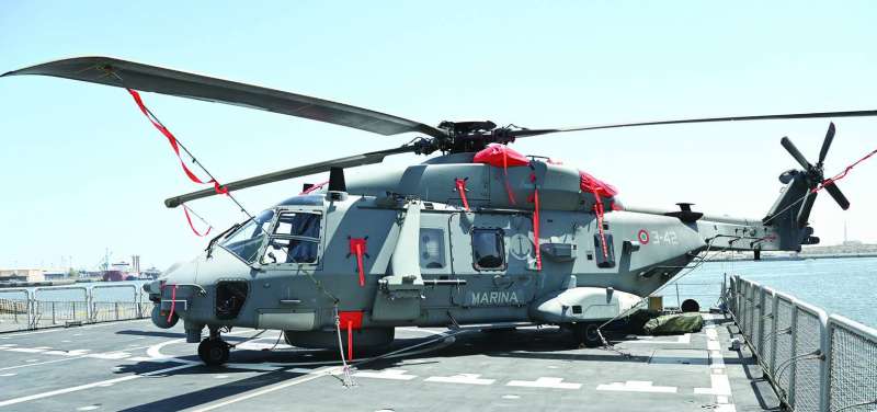 
 إحدى المروحيتين على متن السفينة