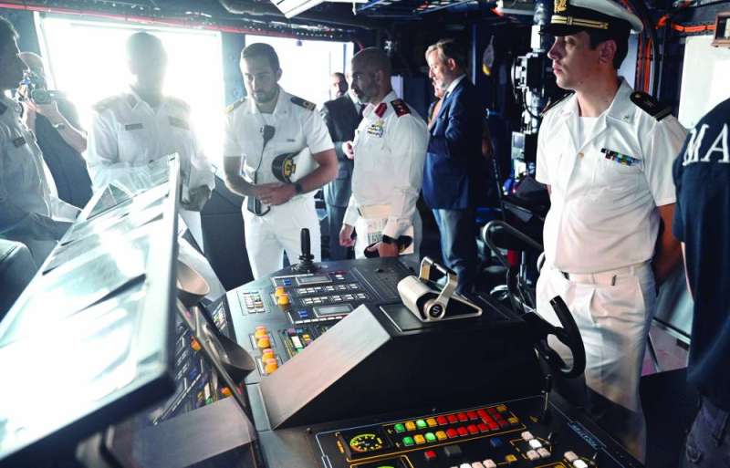 قادة السفينة في قمرة القيادة 